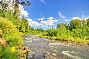 Rhododendron Retreat w/ Hot Tub: Steps to River!