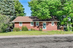 Charming Wolcott Cottage w/ Fire Pit & Mini Dock