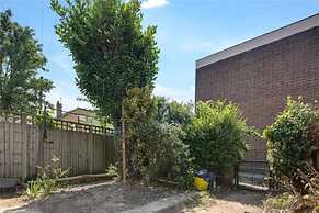 Room in Guest Room - Limehouse Townhomes- Modern Spacious Serviced En-