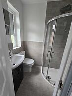 Room in Guest Room - Limehouse Townhomes- Modern Spacious Serviced En-