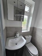 Room in Guest Room - Limehouse Townhomes- Modern Spacious Serviced En-