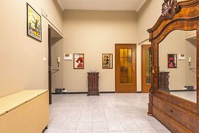 De Angelis Central House