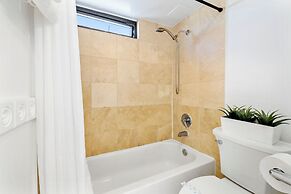 Ocean View  Condo with 2 double beds and Parking