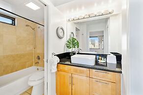 Ocean View  Condo with 2 double beds and Parking