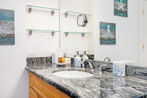 Ocean View  Condo with 2 double beds and Parking