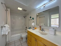 Ocean View  Condo with 2 double beds and Parking