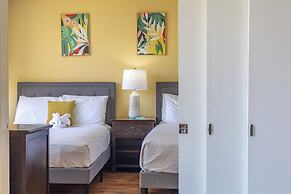 Ocean View  Condo with 2 double beds and Parking