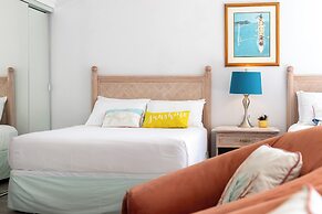 Ocean View  Condo with 2 double beds and Parking