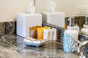 Ocean View  Condo with 2 double beds and Parking