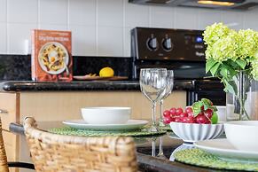 Ocean View  Condo with 2 double beds and Parking