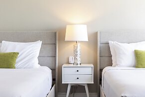 Ocean View  Condo with 2 double beds and Parking