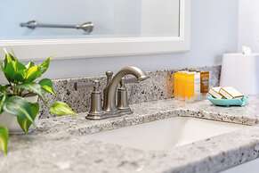 Ocean View  Condo with 2 double beds and Parking