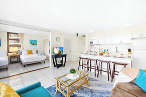 Ocean View  Condo with 2 double beds and Parking