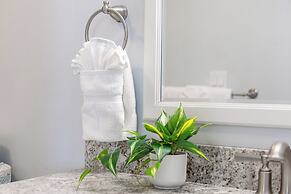 Ocean View  Condo with 2 double beds and Parking