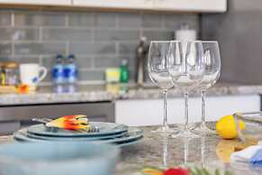 Ocean View  Condo with 2 double beds and Parking