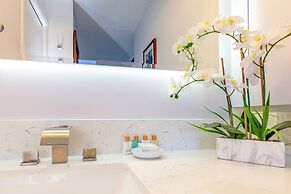 Ocean View  Condo with 2 double beds and Parking