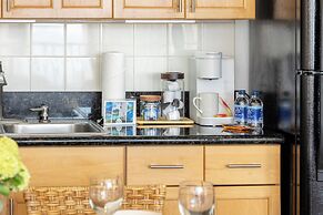 Ocean View  Condo with 2 double beds and Parking