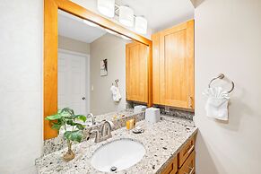 Ocean View  Condo with 2 double beds and Parking