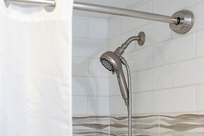 Ocean View  Condo with 2 double beds and Parking