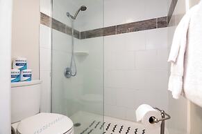 Ocean View  Condo with 2 double beds and Parking