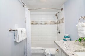 Ocean View  Condo with 2 double beds and Parking