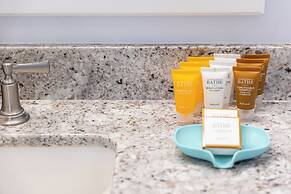 Ocean View  Condo with 2 double beds and Parking