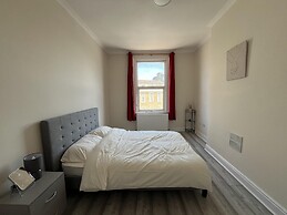 New Spacious 4 Bed Apartment in Kew Bridge