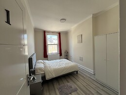 New Spacious 4 Bed Apartment in Kew Bridge
