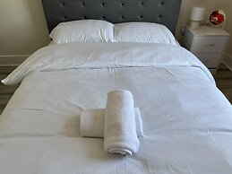 New Spacious 4 Bed Apartment in Kew Bridge