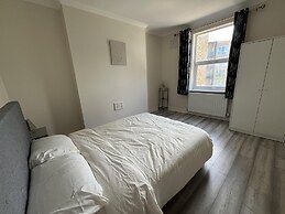 New Spacious 4 Bed Apartment in Kew Bridge