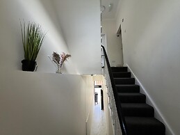 New Spacious 4 Bed Apartment in Kew Bridge