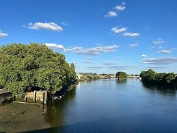 New Spacious 4 Bed Apartment in Kew Bridge