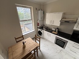 New Spacious 4 Bed Apartment in Kew Bridge