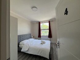 New Spacious 4 Bed Apartment in Kew Bridge