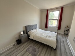 New Spacious 4 Bed Apartment in Kew Bridge