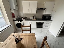 New Spacious 4 Bed Apartment in Kew Bridge