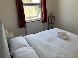 New Spacious 4 Bed Apartment in Kew Bridge