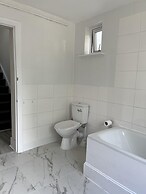 New Spacious 4 Bed Apartment in Kew Bridge