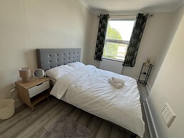 New Spacious 4 Bed Apartment in Kew Bridge