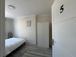 New Spacious 4 Bed Apartment in Kew Bridge