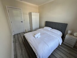 New Spacious 4 Bed Apartment in Kew Bridge