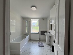 New Spacious 4 Bed Apartment in Kew Bridge