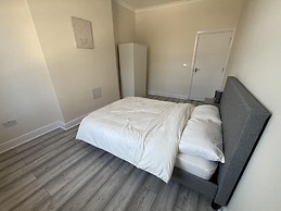 New Spacious 4 Bed Apartment in Kew Bridge