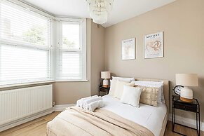 Luxurious 3 Bed Flat With Patio and Garden