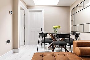 Luxurious 3 Bed Flat With Patio and Garden