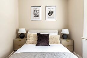 Luxurious 3 Bed Flat With Patio and Garden