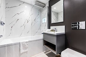 Luxurious 3 Bed Flat With Patio and Garden