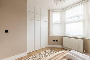 Luxurious 3 Bed Flat With Patio and Garden