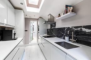 Luxurious 3 Bed Flat With Patio and Garden