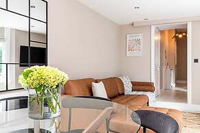 Luxurious 3 Bed Flat With Patio and Garden